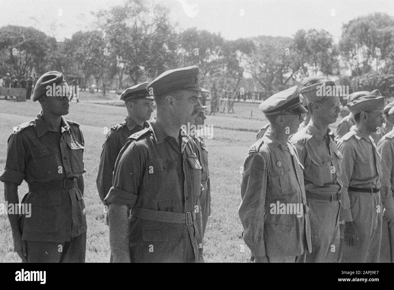 Premio della stella di bronzo americana del sig. Walter Foote, Console Generale d'America, a otto soldati olandesi alla Piazza del Vescovo Sindaco in Batavia Descrizione: Defilé delle truppe per il decorato e le autorità presenti Annotazione: Sinistra: Il colonnello Generale jutant C.H.J.F. van Houten. Data: 8 Giugno 1946 Luogo: Indonesia, Indie Orientali Olandesi Foto Stock
