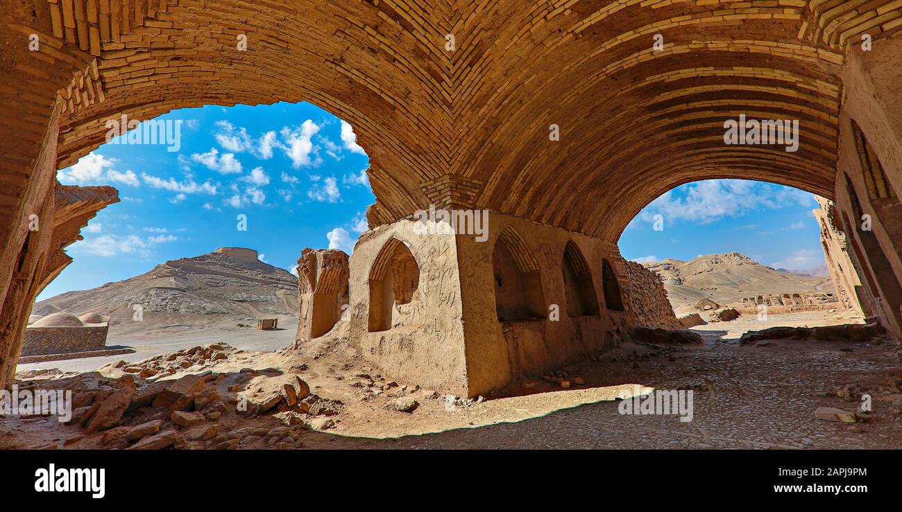 Resti di templi e insediamenti zoroastriani a Yazd, Iran Foto Stock