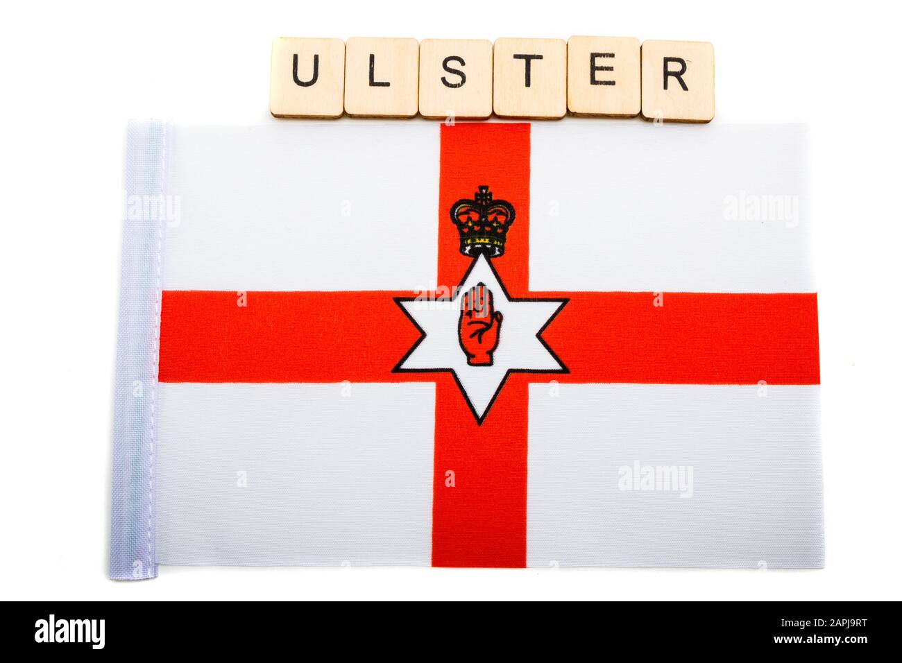 La bandiera nazionale dell'Irlanda del Nord su sfondo bianco con un segno di lettura Ulster Foto Stock