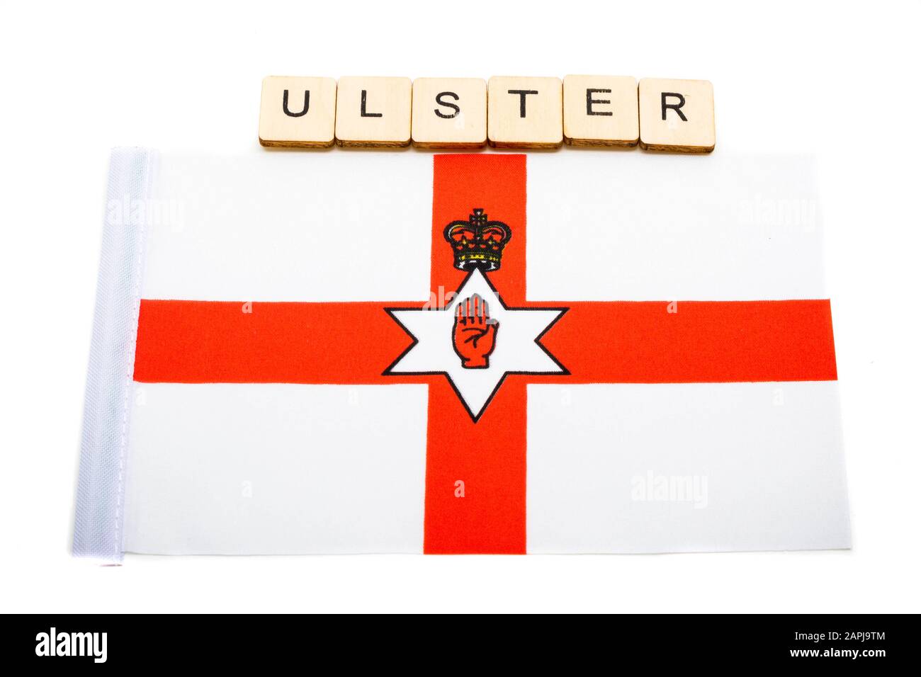 La bandiera nazionale dell'Irlanda del Nord su sfondo bianco con un segno di lettura Ulster Foto Stock