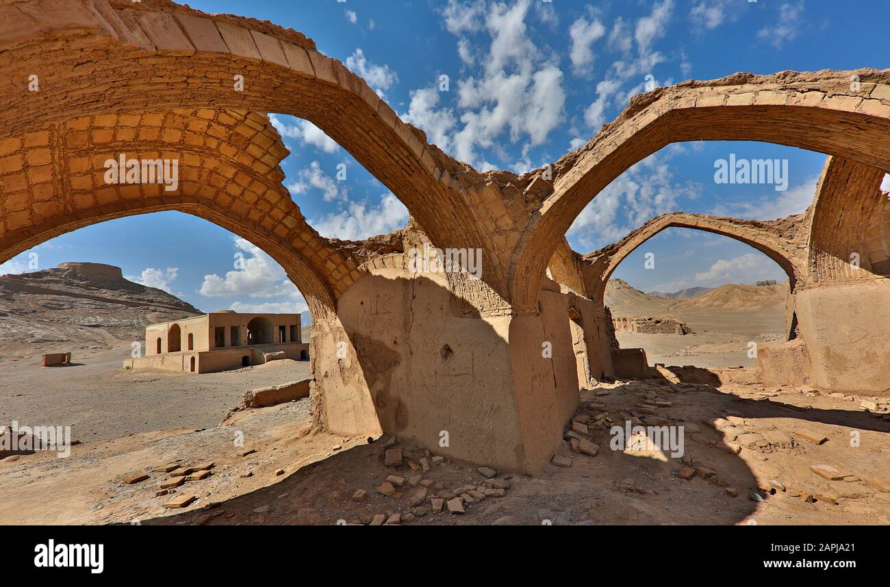 Resti di templi e insediamenti zoroastriani a Yazd, Iran Foto Stock