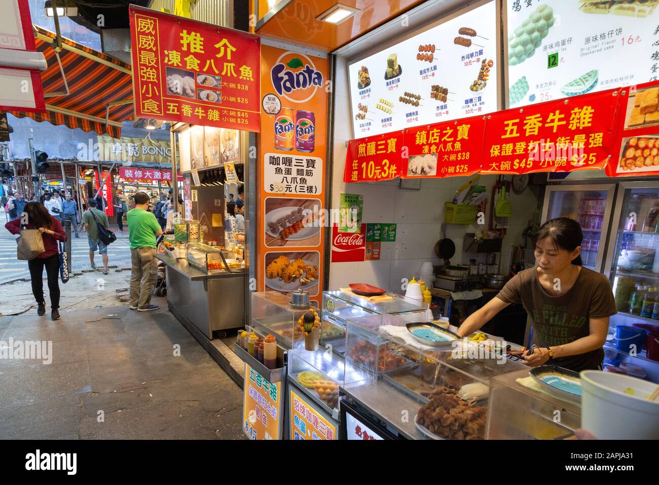 Hong Kong Street food; uno stallo alimentare sulla strada, Kowloon, Hong Kong Asia Foto Stock