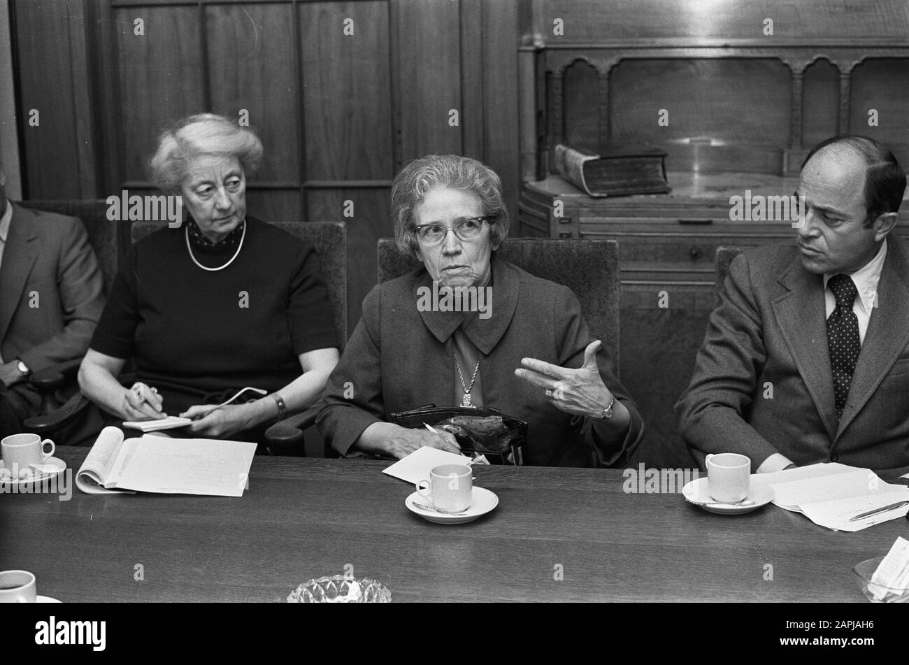 Delegazione del Consiglio Americano delle Chiese parla con le Chiese olandesi dei bombardamenti in Vietnam, Tobin (seconda a sinistra) e Rabbi Leonard Beerman (r) Data: 9 gennaio 1973 Parole Chiave: Bombardamenti, CHURKES, delegazioni Nome istituzione: Consiglio delle Chiese nei Paesi Bassi Foto Stock