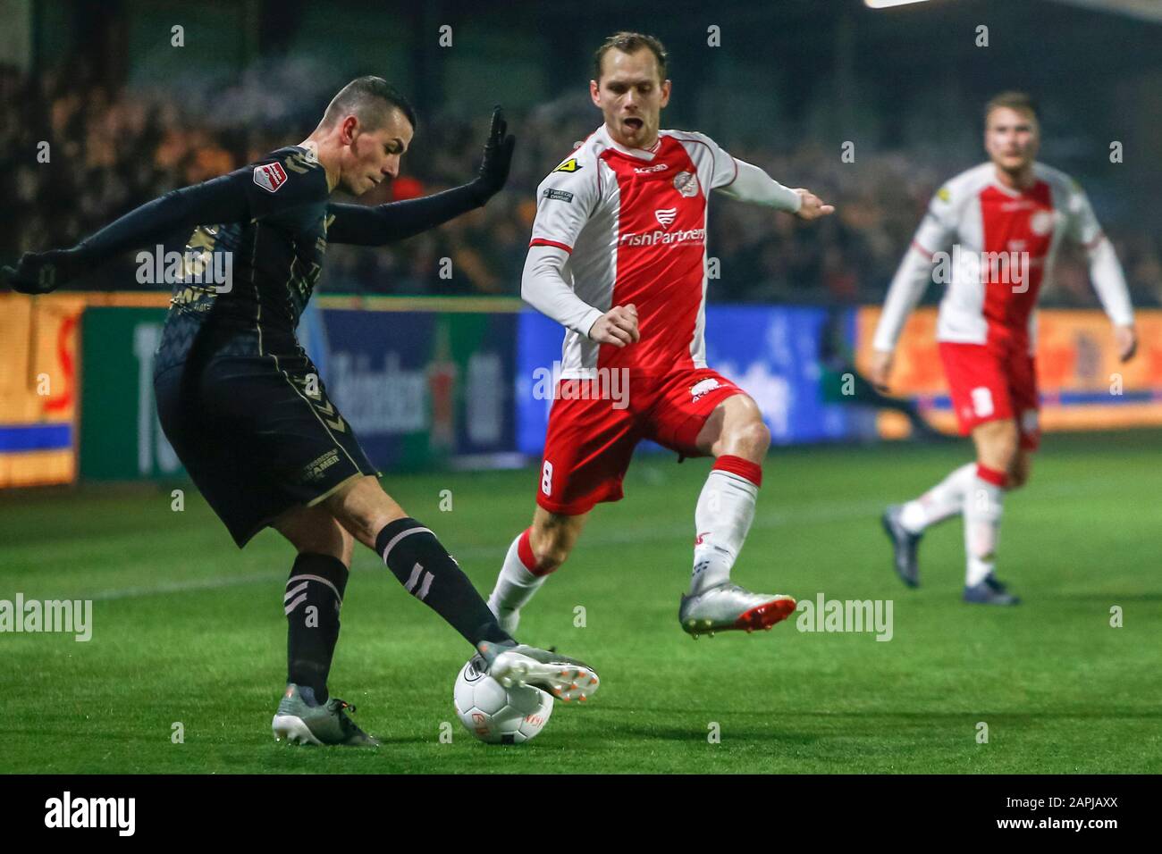 Spakenburg, Paesi Bassi. 23rd Gen 2020. Spakenburg, 23-01-2020, De Westmaat TOTO KNVB Beker, calcio olandese, stagione 2019-2020, Go ahead aquile giocatore Antoine Rabillard, IJsselmeervogels giocatore Mike van de Laar durante la partita Credit: Pro Shots/Alamy Live News Foto Stock