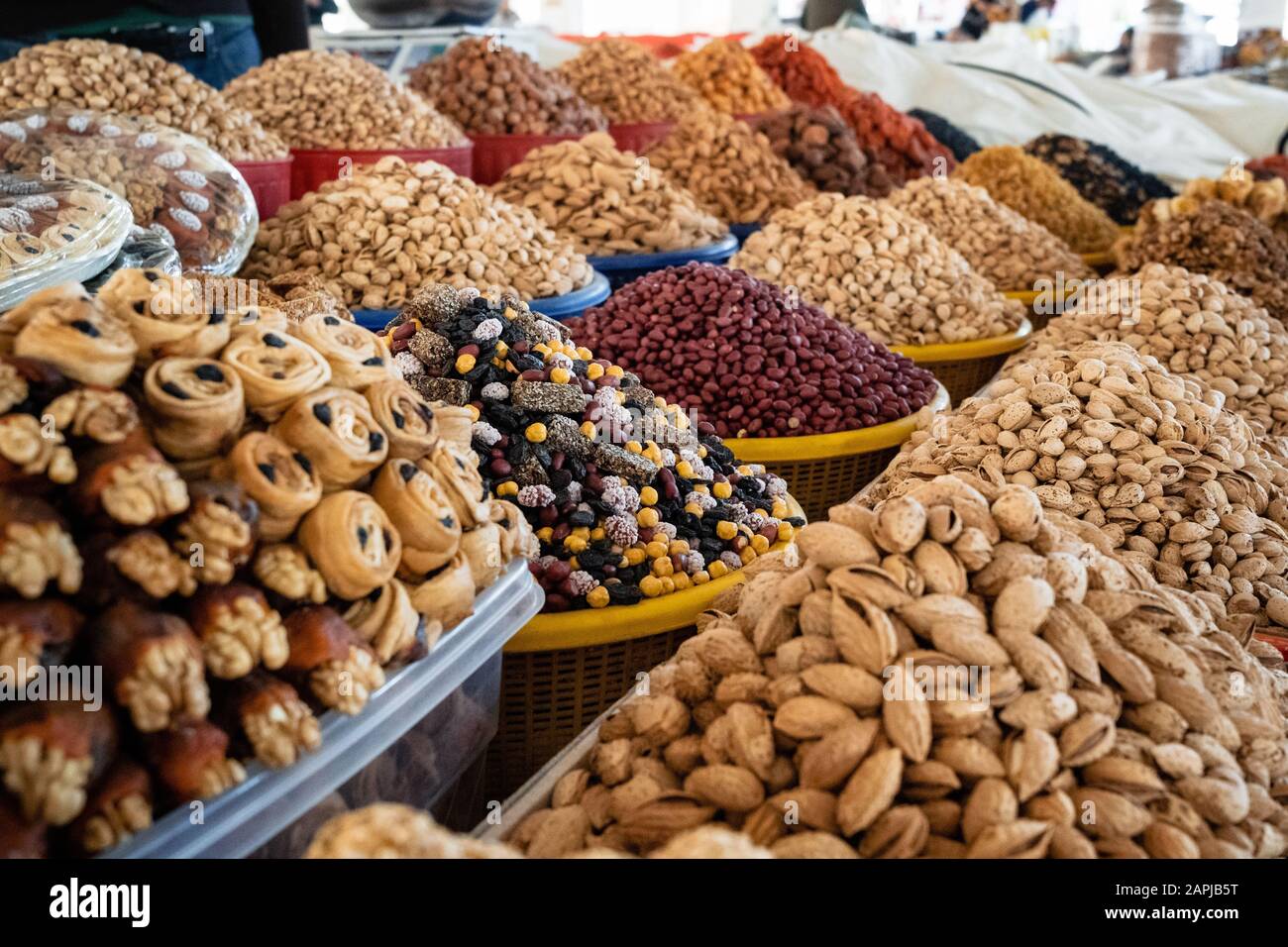 Vista di dolci colorati e noci sulla vetrina del mercato alimentare locale, Uzbekistan Foto Stock