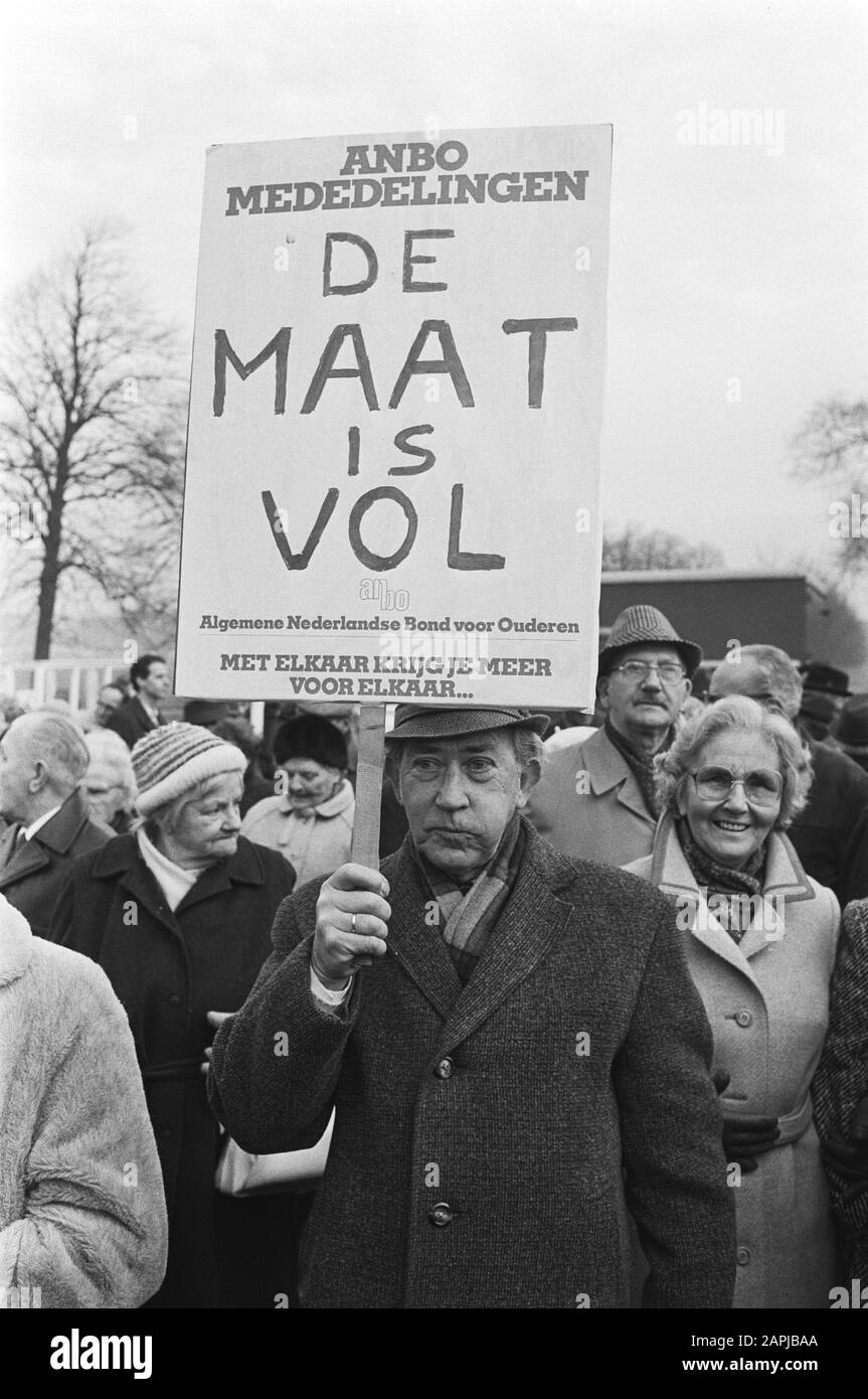 Dem. di 300 anziani all'Aia perché pensano che vi sia una cattiva politica per gli anziani. Protesters on the Way Data: 19 gennaio 1982 luogo: L'Aia, Zuid-Holland Parole Chiave: Dimostrazione, ANZIANI, manifestanti Foto Stock