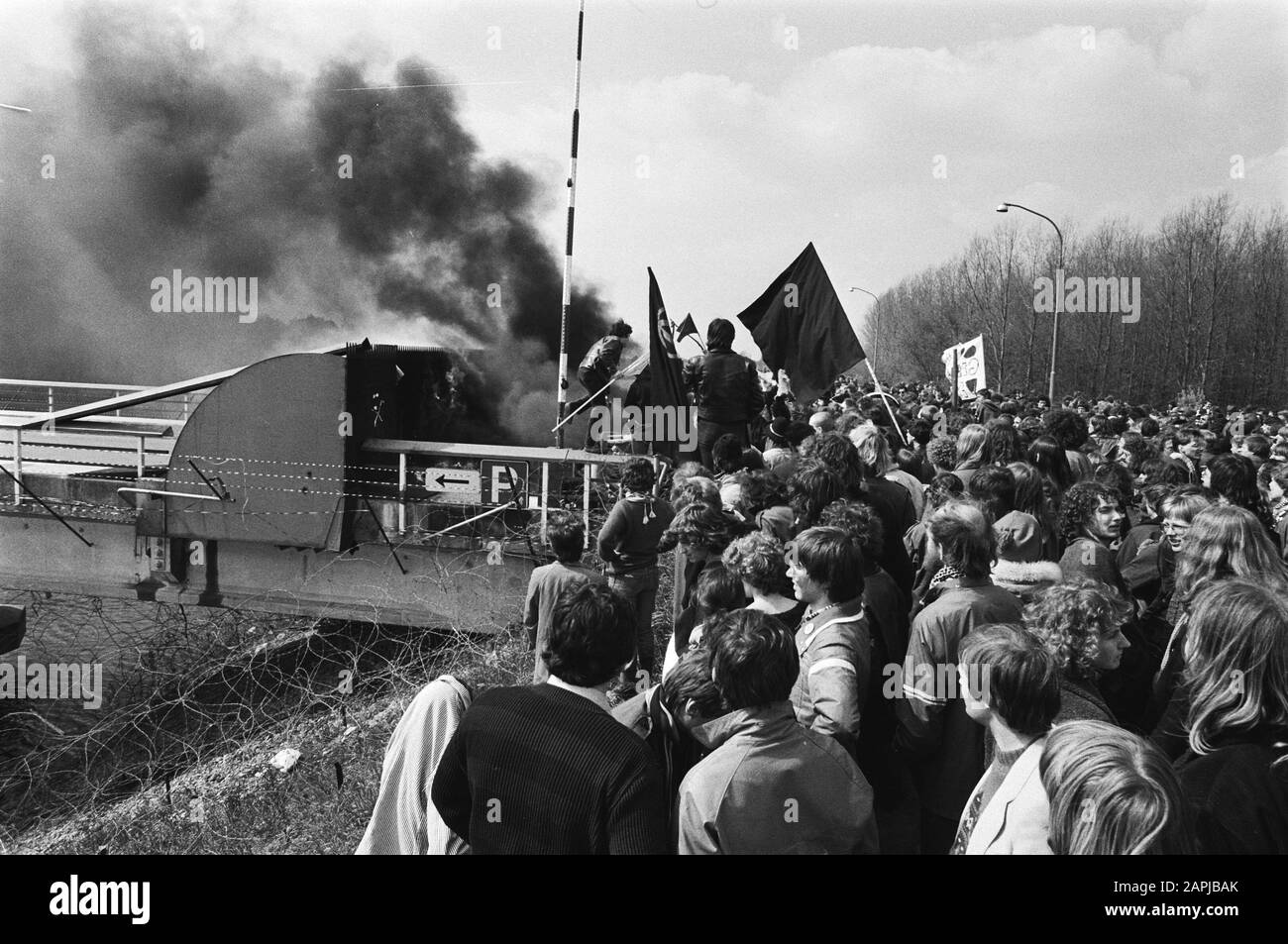 Dem. by 1500 persone alla centrale nucleare Dodewaard per la chiusura della centrale elettrica, protesters Data: 20 aprile 1981 Località: Dodewaard Parole Chiave: Auto TRES, dimostranti, dimostrazioni, centrali nucleari Foto Stock