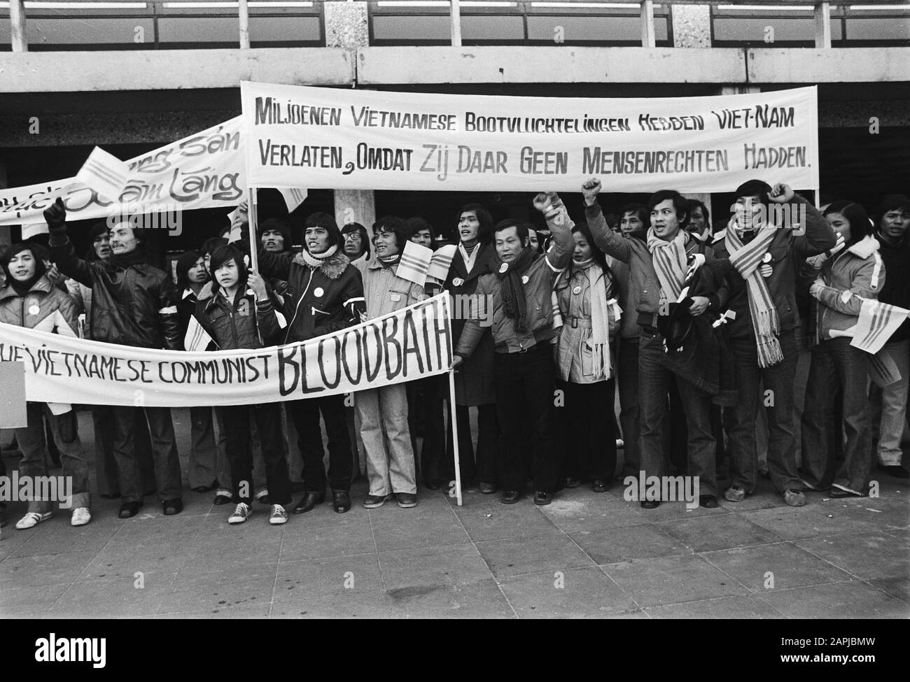 Dem. Di vietnamita residente nei Paesi Bassi contro la situazione politica nel loro paese, edificio VU conf. Circa Cambogia e Vietnam Data: 22 febbraio 1980 Parole Chiave: Conferenze, dimostrazioni Foto Stock