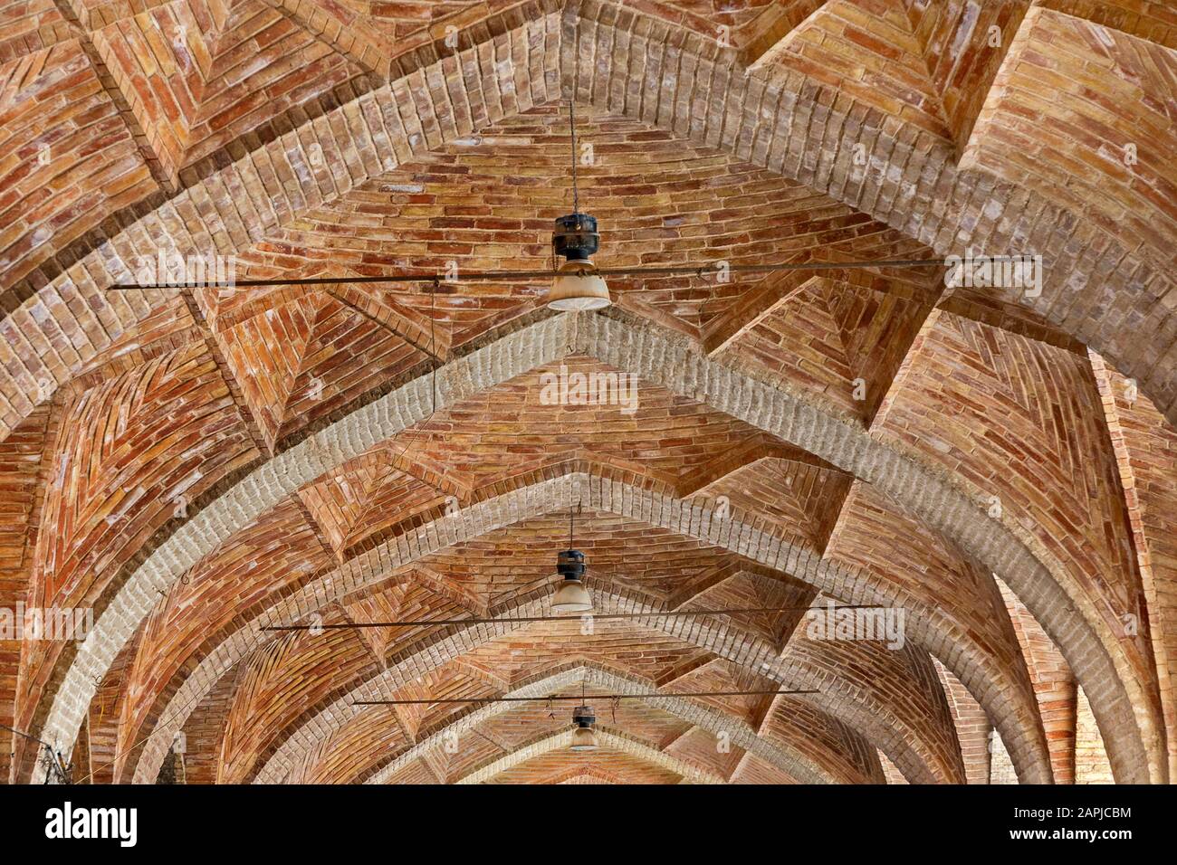 Archi dell'antica piazza della città conosciuta come Piazza Ganjali Khan a Kerman, Iran Foto Stock