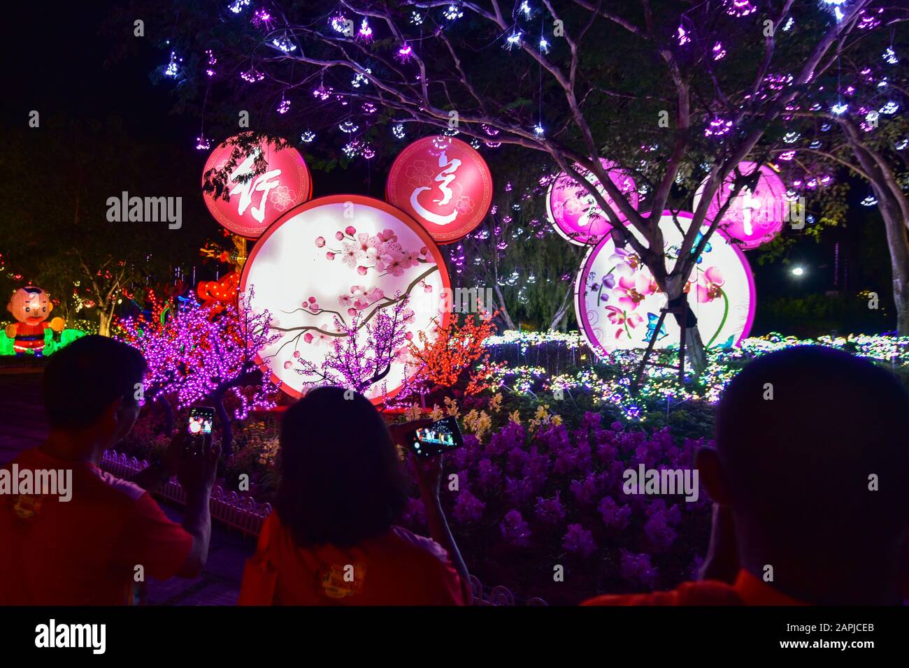 Jenjarom. 23rd Gen 2020. La gente visita il Festival cinese delle Lanterne del nuovo anno a Jenjarom in Malesia, 23 gennaio 2020. Credit: Chong Voon Chung/Xinhua/Alamy Live News Foto Stock