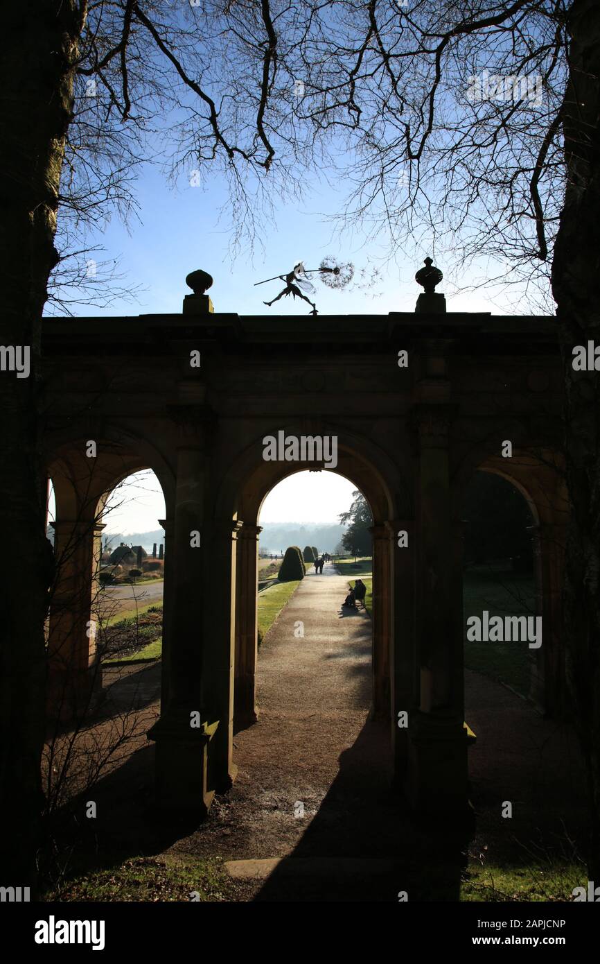 Ammira gli archi nei giardini di Trentham che mostrano una delle fate lungo il sentiero delle fate. Foto Stock