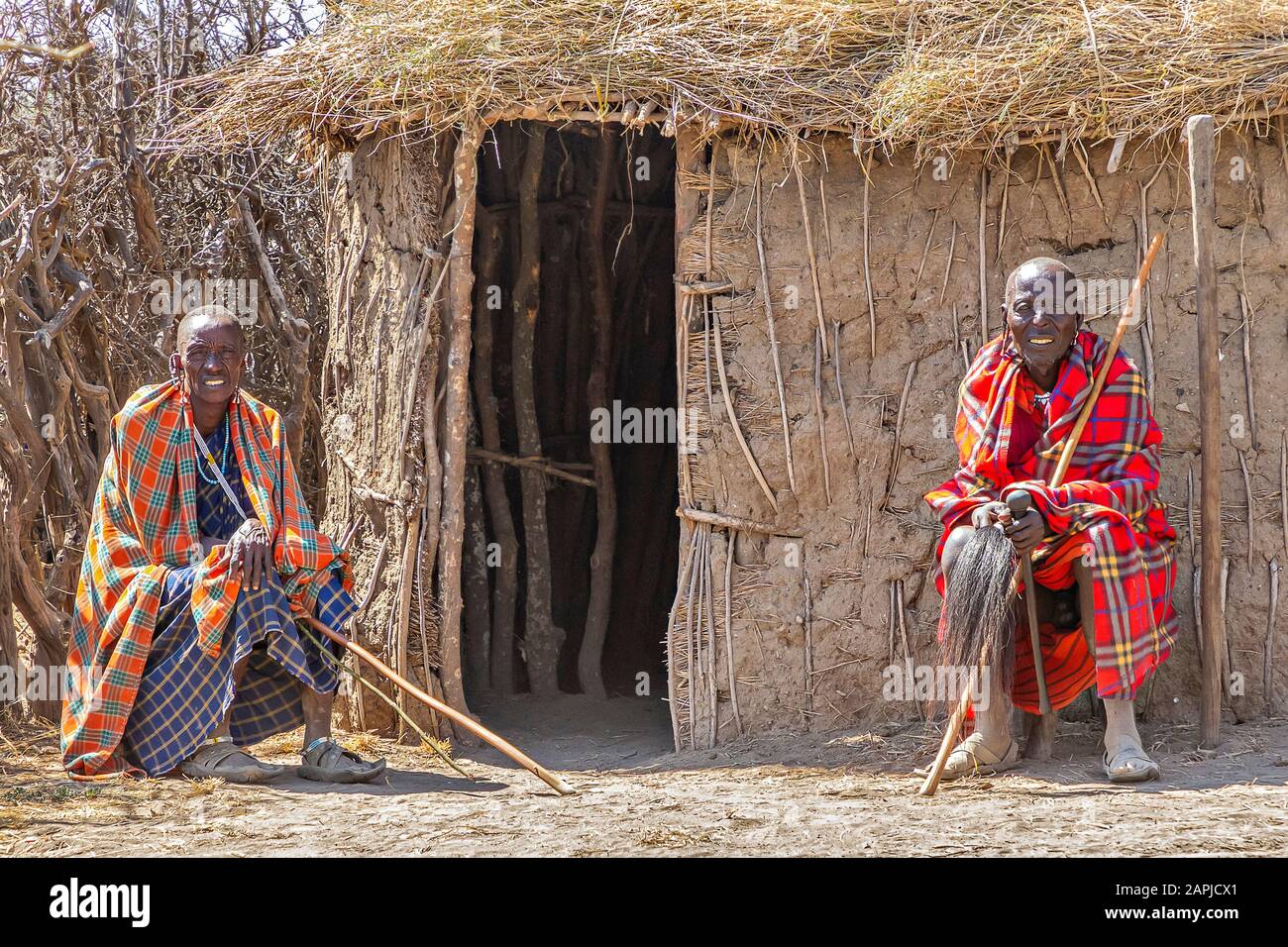 Maasai uomini nel villaggio vicino Ngorongoro Crater, a Ngorongoro, Tanzania Foto Stock