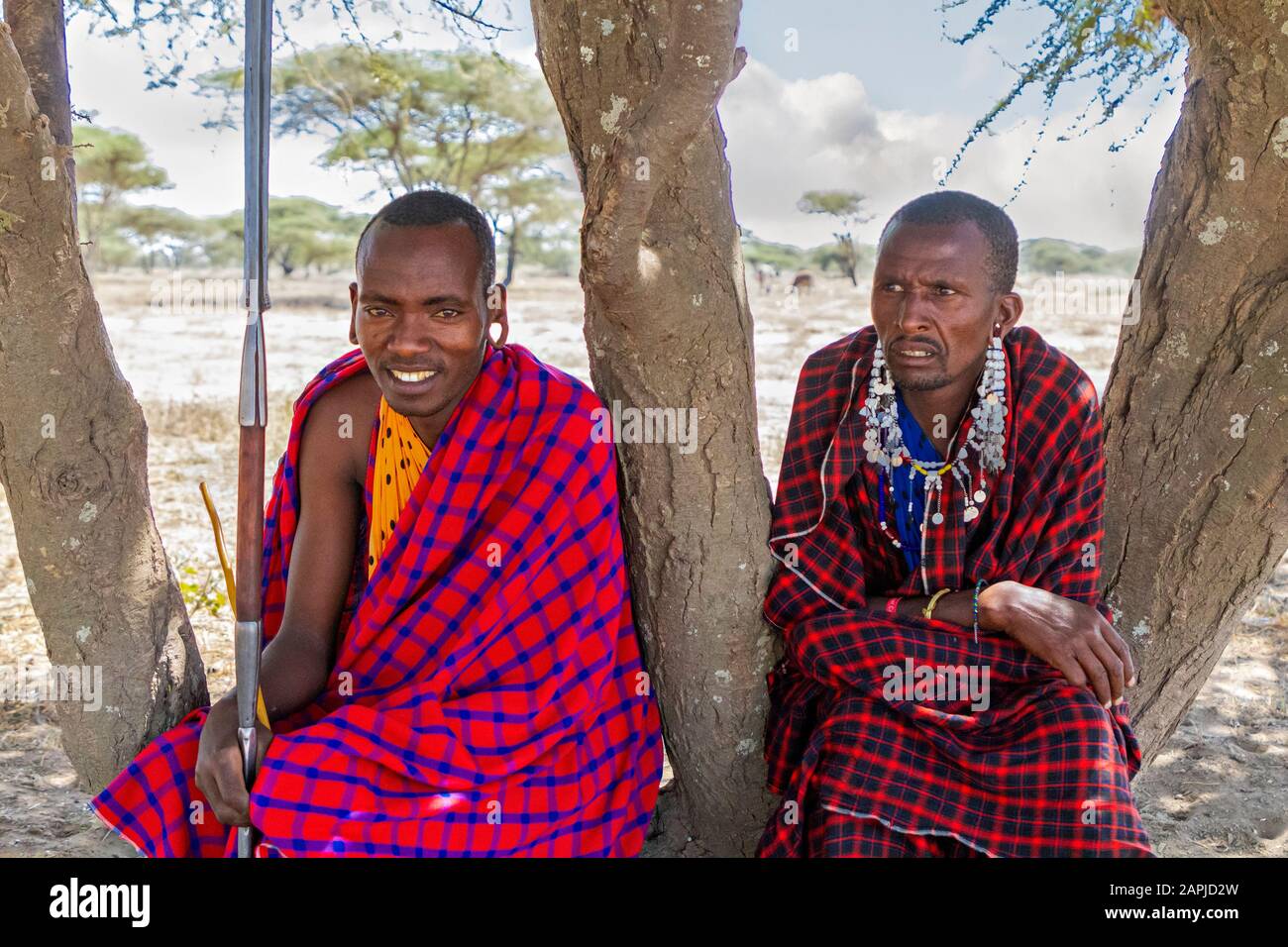 Maasai uomini nel villaggio vicino Ngorongoro Crater, a Ngorongoro, Tanzania Foto Stock