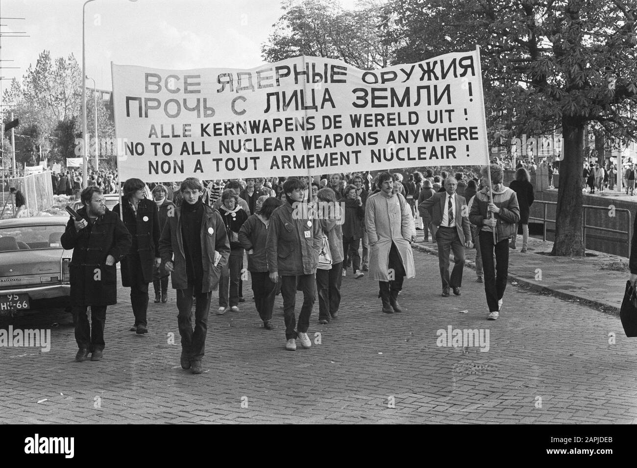 Dimostrazione di pace l'Aia, 550.000 persone che dimostrano tra gli altri contro il collocamento missile crociera Descrizione: Manifestanti con un banner con testo russo Data: 29 ottobre 1983 luogo: L'Aia, Zuid-Holland Parole Chiave : movimento anti-armi nucleari, dimostrazioni, sfilate, striscioni, movimento di pace Foto Stock