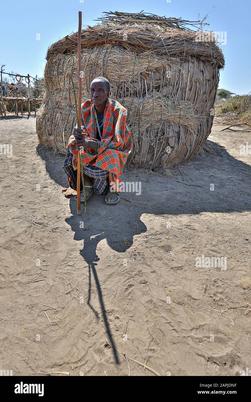 Maasai uomo nel villaggio vicino Ngorongoro Crater, a Ngorongoro, Tanzania Foto Stock