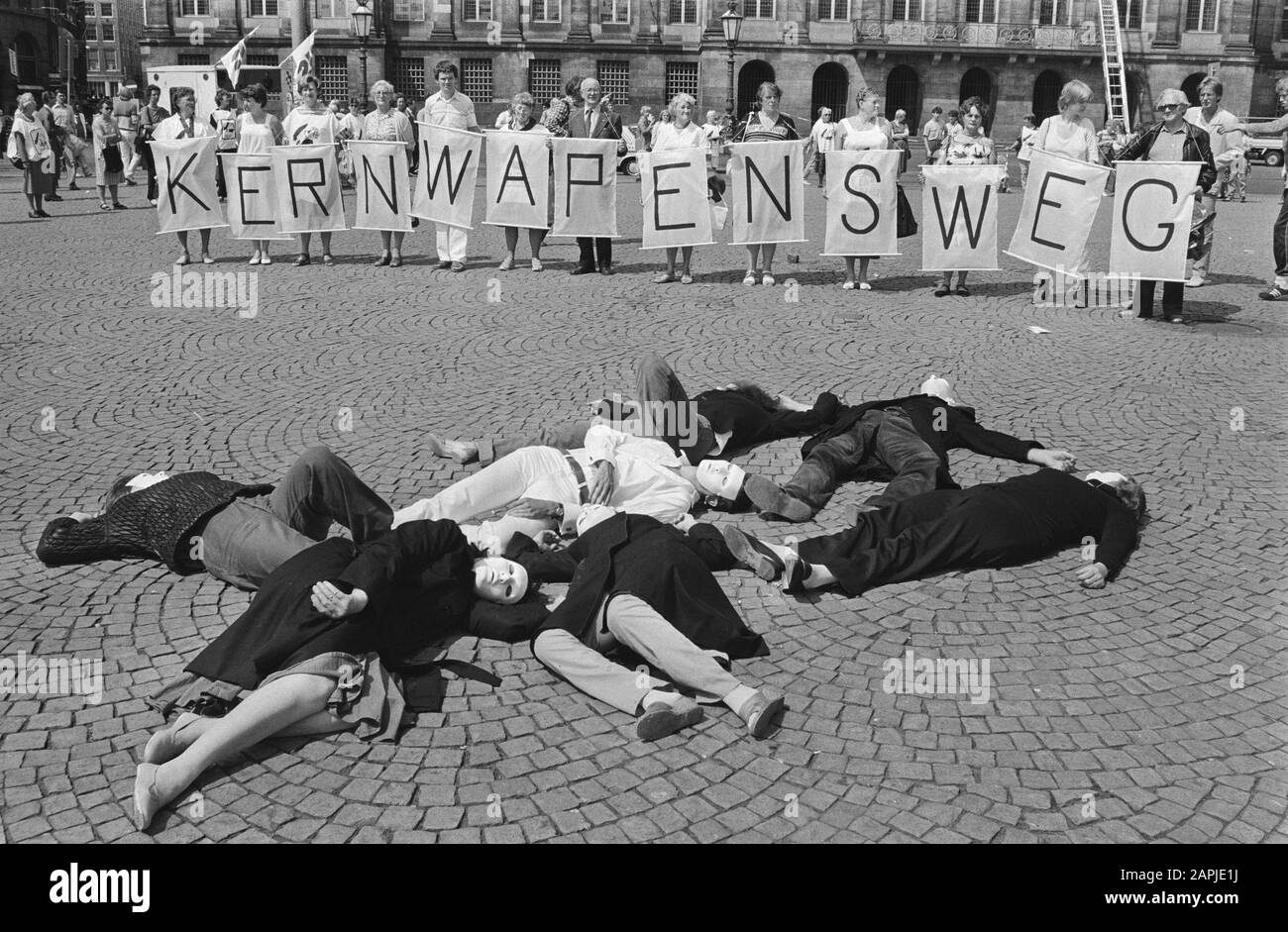 Protesta contro le armi nucleari ogni primo lunedì del mese a Piazza Dam di Amsterdam Descrizione: Manifestanti con bandiere e vittime di armi nucleari Data: 4 luglio 1983 luogo: Amsterdam, Noord-Holland Parole Chiave: Azioni, movimento anti-armi nucleari Foto Stock