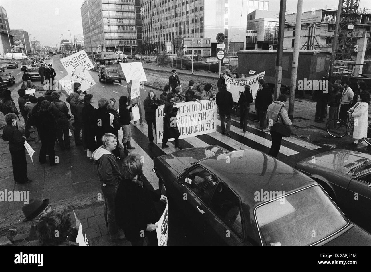 Residenti Amsterdam Wibautstraat dimostrare contro il traffico pericoloso situazione Descrizione: Manifestanti con banner bloccare il traffico; sulle bandiere a.o. Se volete essere dall'altra parte della strada dovete essere sopportati là, attenzione di attraversamento selvaggio, di rottura di Bones Crossing e 4 sensi ottenere all'ospedale - OLVG Data: 7 novembre 1979 posizione: Amsterdam, Noord-Holland Parole Chiave: Dimostrazioni, bandiere, immagini della strada, sicurezza della strada Foto Stock