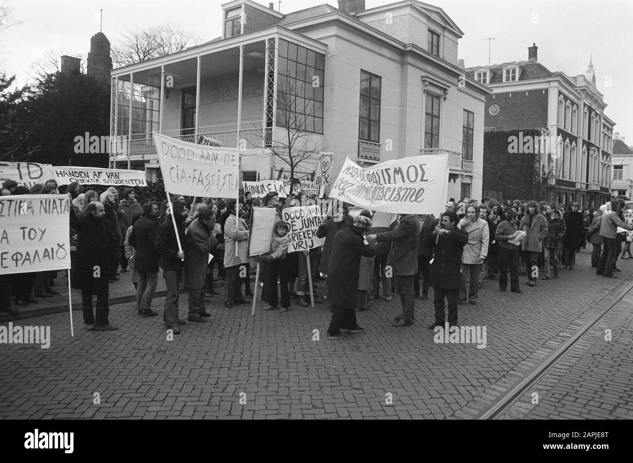 Dimostrazione contro la giunta greca all'Aia Descrizione: Manifestanti con banner Data: 17 novembre 1973 Località: L'Aia, Sud-Olanda Parole Chiave: Dimostrazioni, striscioni Foto Stock