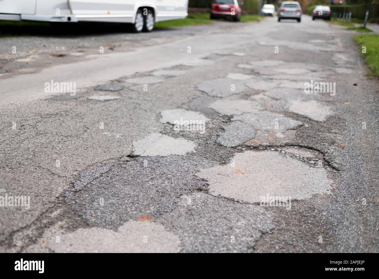 Buche e strada danneggiata nella piccola città della Germania, in Europa Foto Stock