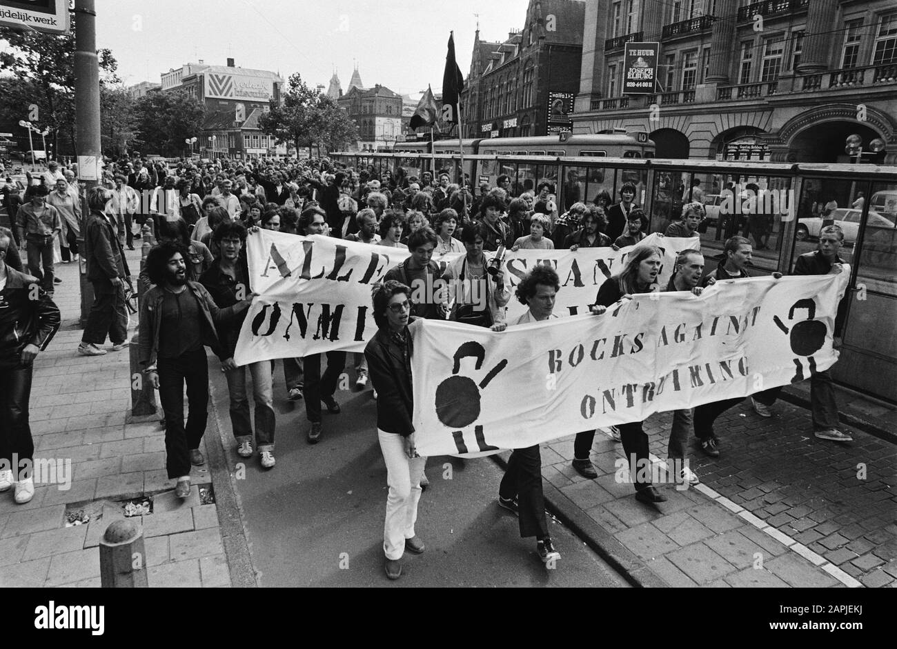 Dimostrazione contro prova di squatter Descrizione: Protesters sulla strada Data: 20 Agosto 1980 Località: Amsterdam, Noord-Holland Parole Chiave: Dimostrazioni, squatters, banner, immagini di strada Foto Stock