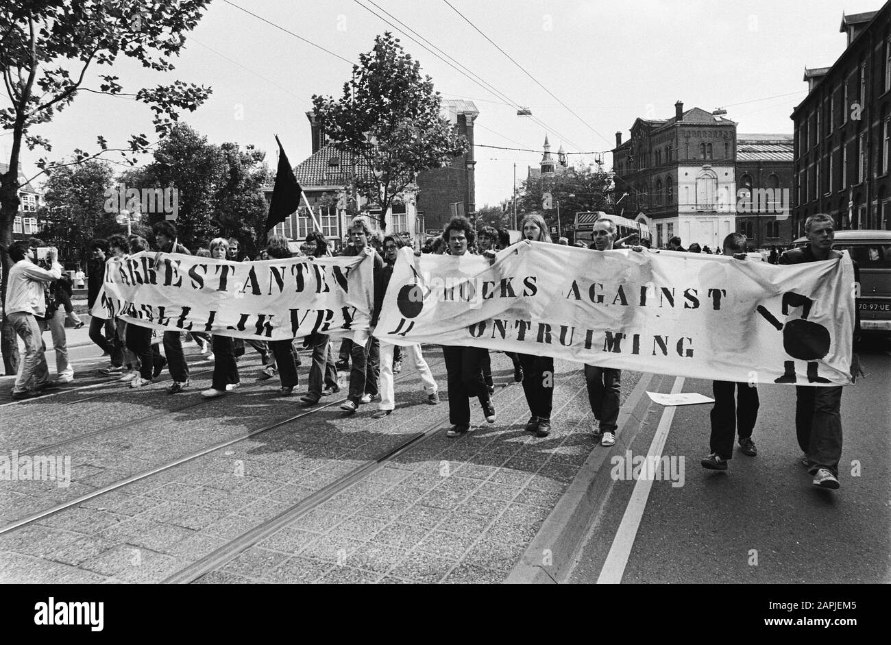 Dimostrazione contro prova di squatter Descrizione: Protesters sulla strada Data: 20 Agosto 1980 Località: Amsterdam, Noord-Holland Parole Chiave: Dimostrazioni, squatters, banner, immagini di strada Foto Stock