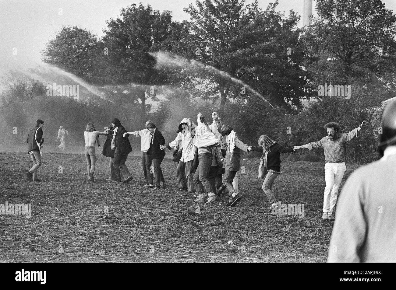 Dimostrazione a Kalkar contro la costruzione di un reattore di allevamento Descrizione: I manifestanti sono scacciati con cannoni ad acqua Data: 2 ottobre 1982 Località: Germania, Kalkar Parole Chiave: Dimostranti, dimostrazioni, energia nucleare, cannoni ad acqua Foto Stock
