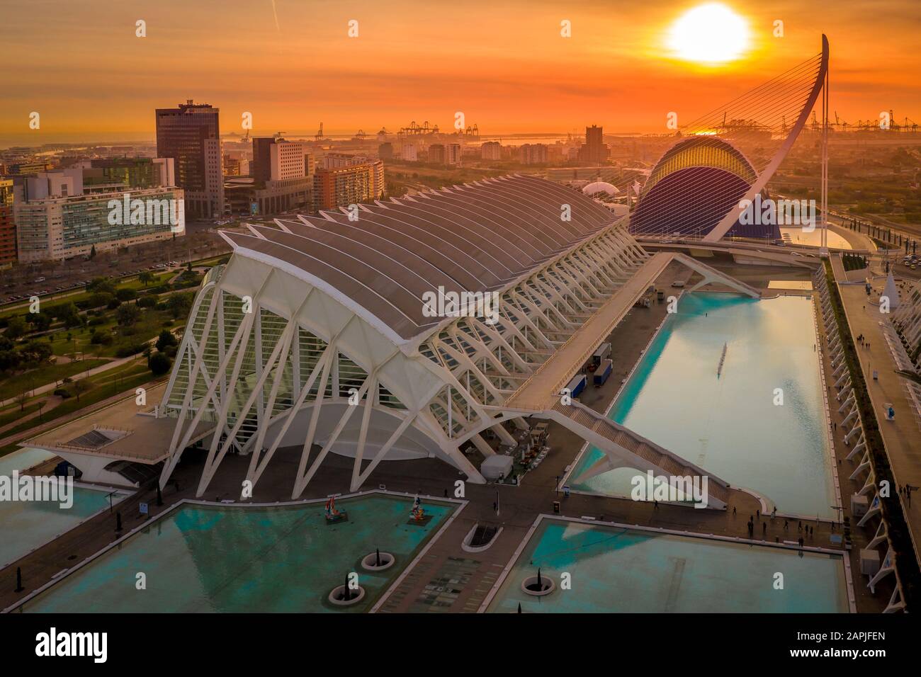 Veduta aerea del tramonto della futuristica città delle arti e della scienza dell'edificio moderno nel letto del fiume Turia di Valencia, il museo della scienza Prince Philip, Agora Foto Stock