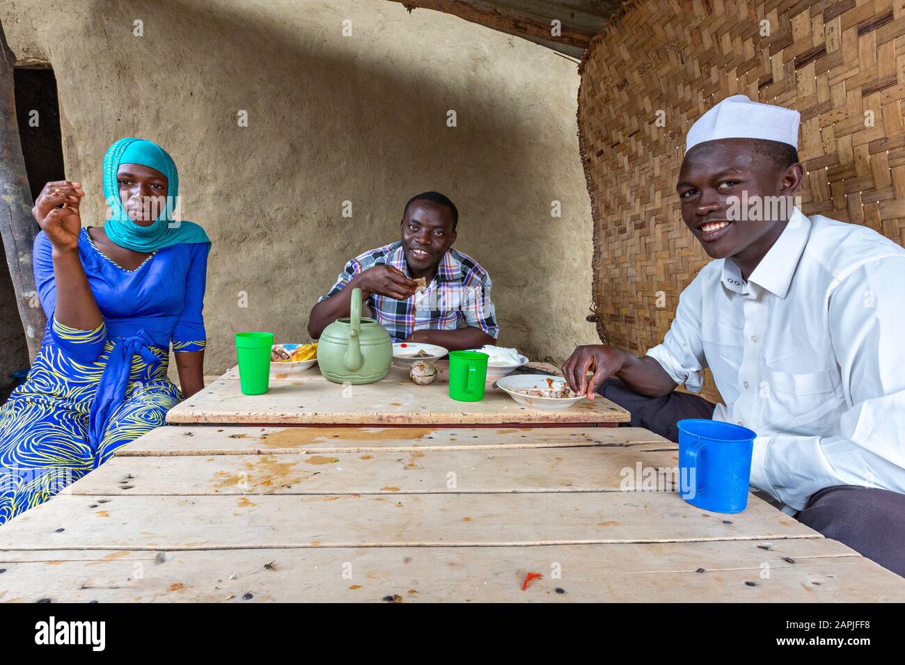 La gente del posto pranzando a Lake George, Uganda Foto Stock