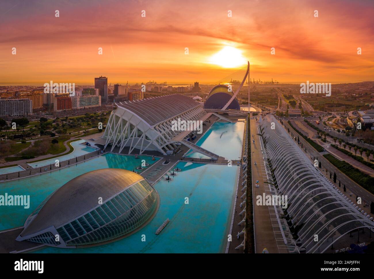 Veduta aerea dell'alba della città o delle arti e delle scienze a Valencia Spagna con il planetario Henisferic, il centro scientifico Prince Philip e l'Agora Foto Stock