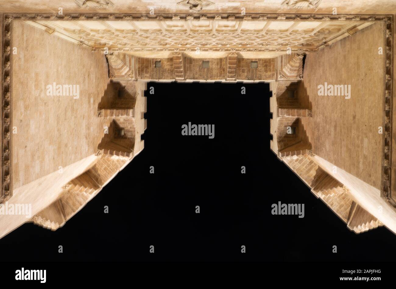 Vista notturna illuminata della crenelazione delle porte medievali della città di porta de Serrans a Valencia Spagna Foto Stock