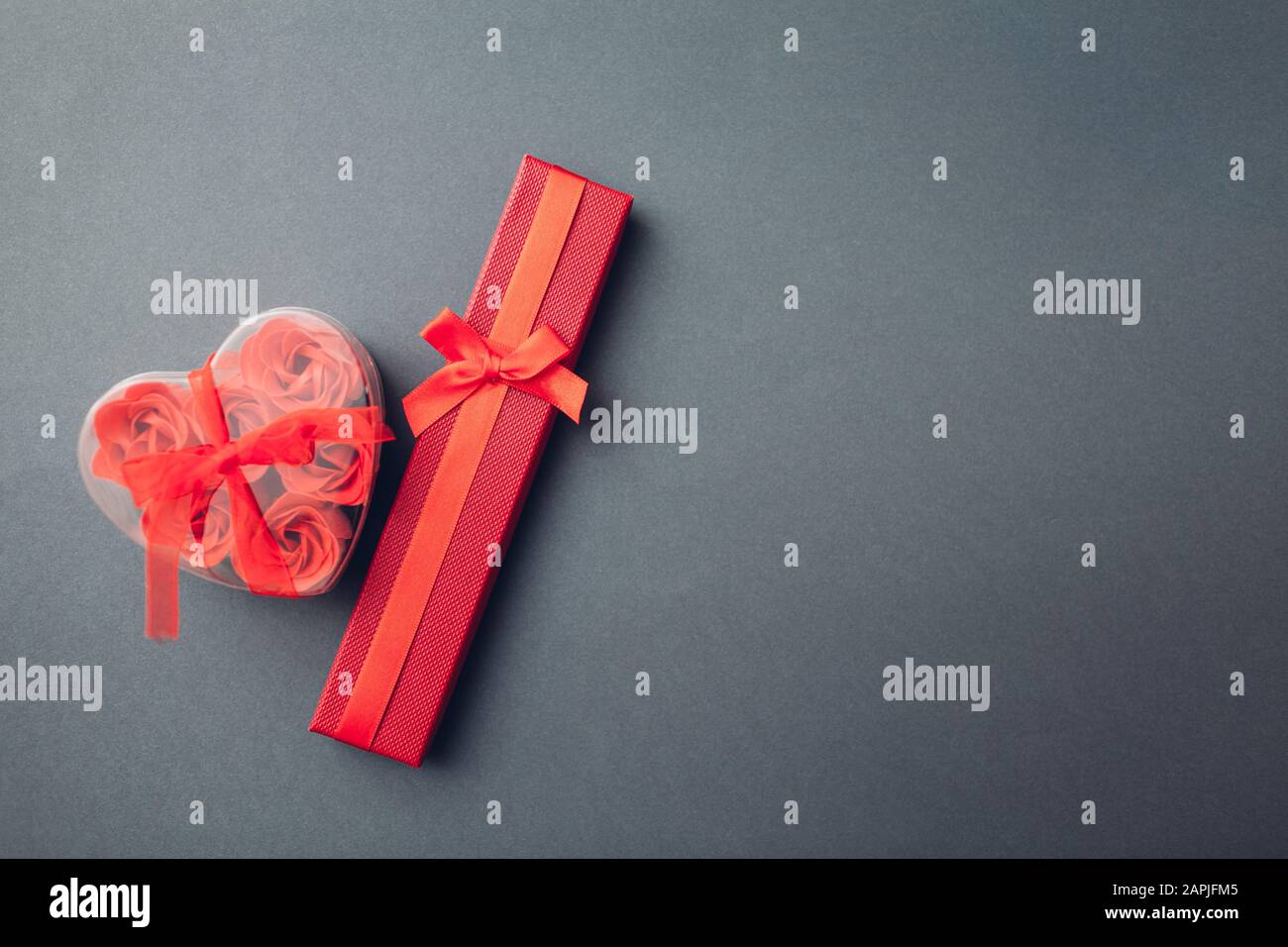 Regali di San Valentino. Scatola regalo rossa e scatola a forma di cuore con rose di sapone Foto Stock
