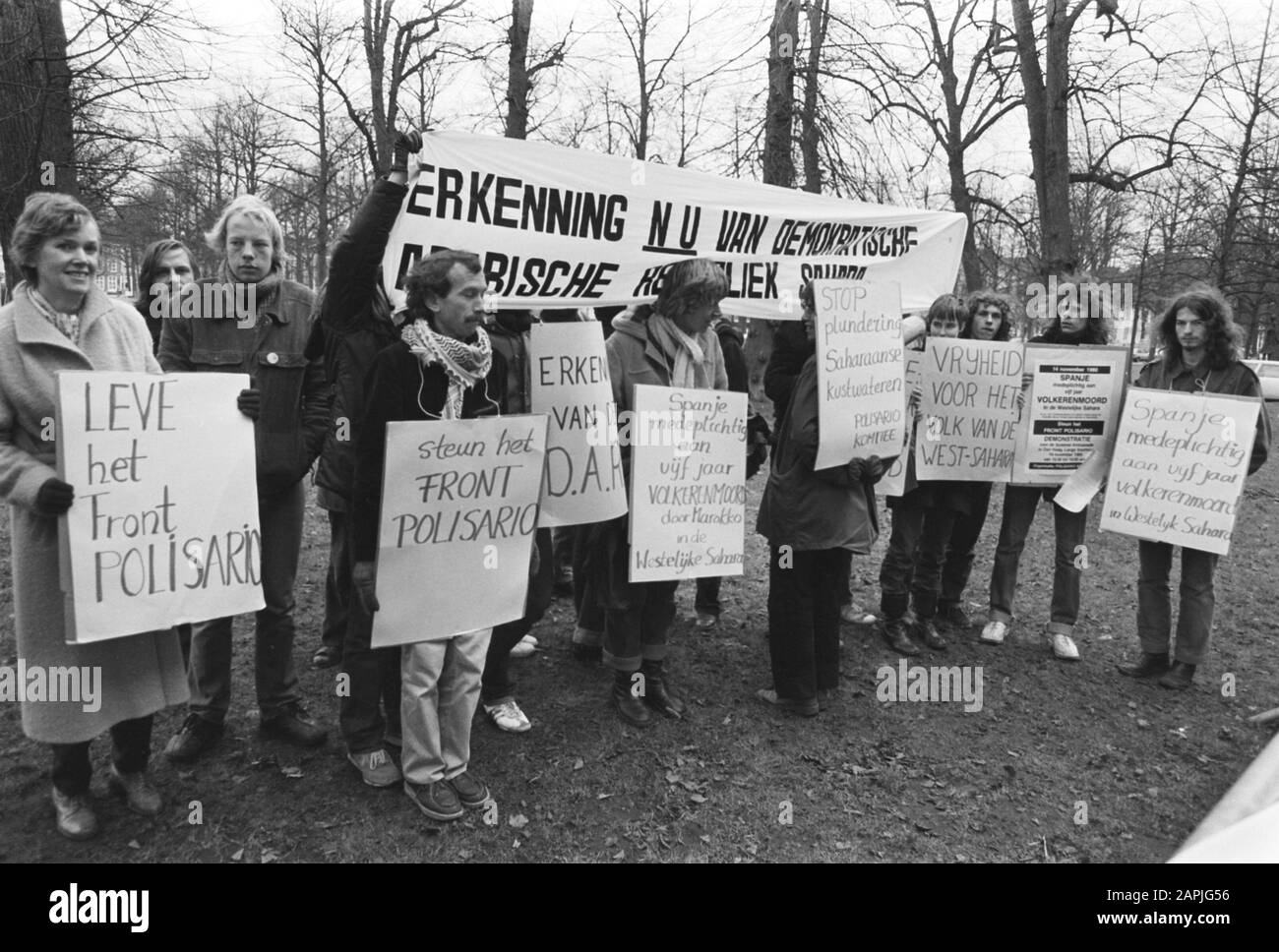 Dimostrazione del Comitato Polisario per l'Ambasciata spagnola all'Aia, dimostranti per l'Ambasciata spagnola Data: 14 novembre 1980 luogo: L'Aia, Zuid-Holland Parole Chiave: Embassad, manifestanti, dimostrazioni Foto Stock