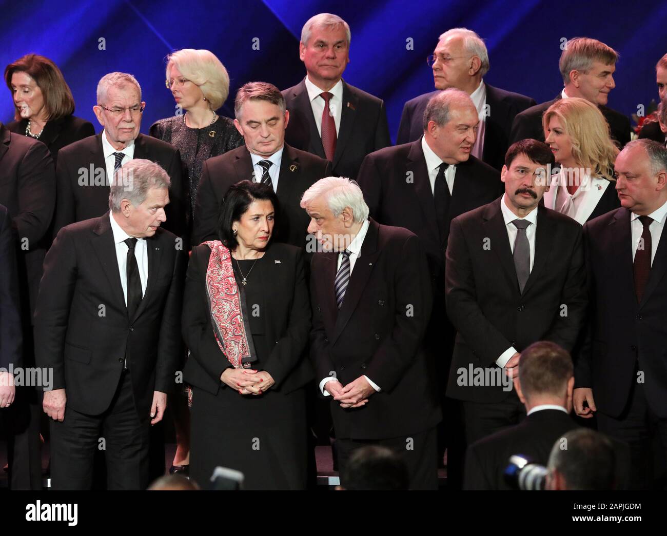 Gerusalemme, Israele. 23rd Gen 2020. Il presidente finlandese Sauli Niinisto, presidente della Georgia Salome Zourabichvili, il presidente greco Prokopis Pavlopulos, il presidente ungherese Janos Ader e il presidente della Moldavia Igor Dodon durante il quinto Forum mondiale sull'Olocausto presso il museo commemorativo dell'Olocausto di Yad Vashem a Gerusalemme, Israele, giovedì 23 gennaio 2020. I leader mondiali segnano il 75th anniversario della liberazione del campo di sterminio nazista Auschwitz. Foto della piscina di Abir Sultan/UPI Credit: UPI/Alamy Live News Foto Stock