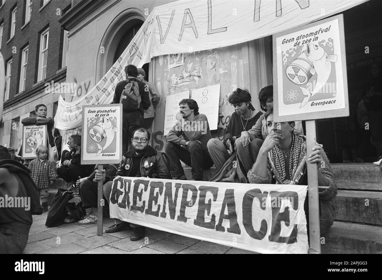 Dimostrazione Greenpeace contro il dumping nucleare rifiuti (per Giustizia, Amsterdam); manifestanti Data: 25 agosto 1982 luogo: Amsterdam, Noord-Holland Parole Chiave: Dimostrazione, manifestanti Nome personale: Greenpeace Foto Stock