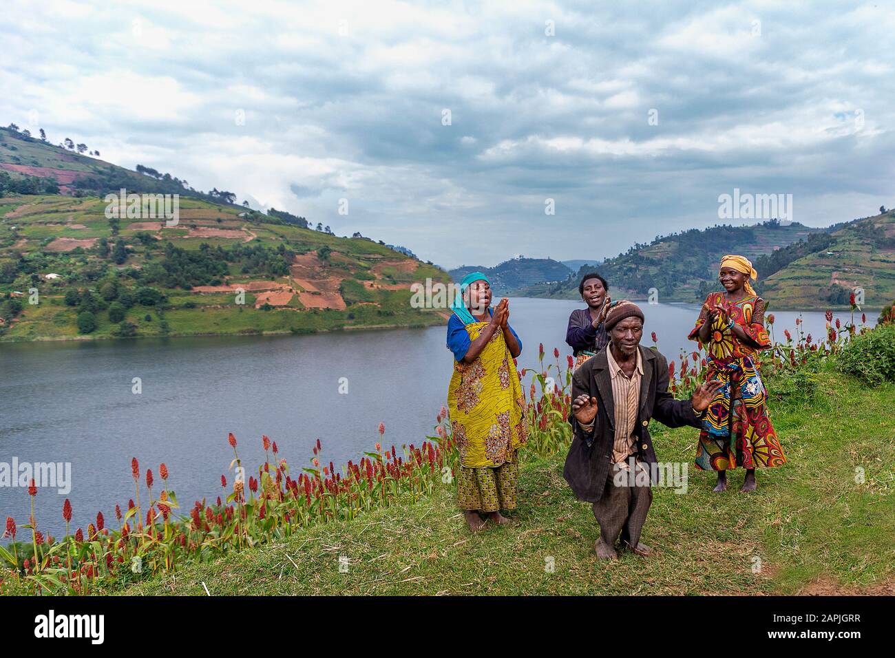 Batwa gente conosciuta anche come Pygmies, ballando e cantando, al lago Bunyonyi, Uganda Foto Stock