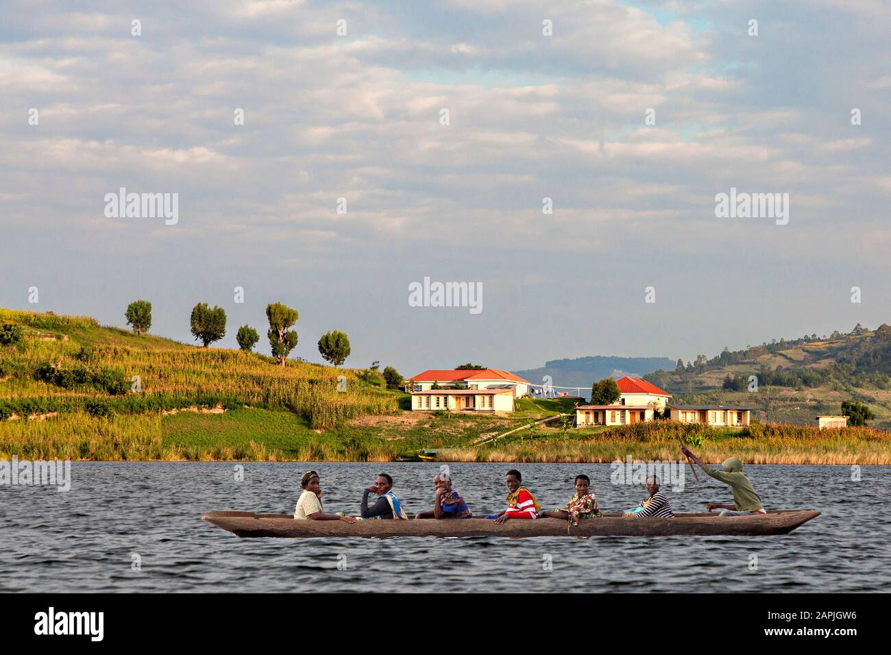 Persone locali in barca, sul Lago Bunyonyi, Uganda Foto Stock