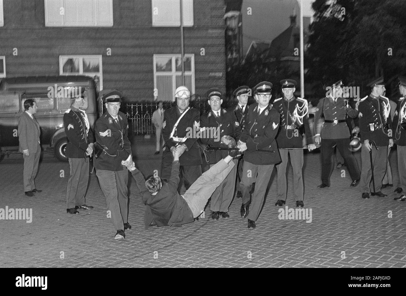 Dimostrazione ad Amsterdam contro la performance americana in Vietnam. Un protester è trascinato via consolato americano Data: 17 luglio 1966 luogo: Amsterdam, Noord-Holland Parole Chiave: Dimostrazioni, polizia Foto Stock