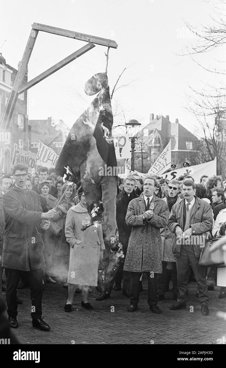 Dimostrazione ad Amsterdam, per il Consolato Spagnolo pop è stato fissato il fuoco Data: 4 febbraio 1967 Località: Amsterdam, Noord-Holland Parole Chiave: Consolati, fuochi, dimostrazioni Foto Stock