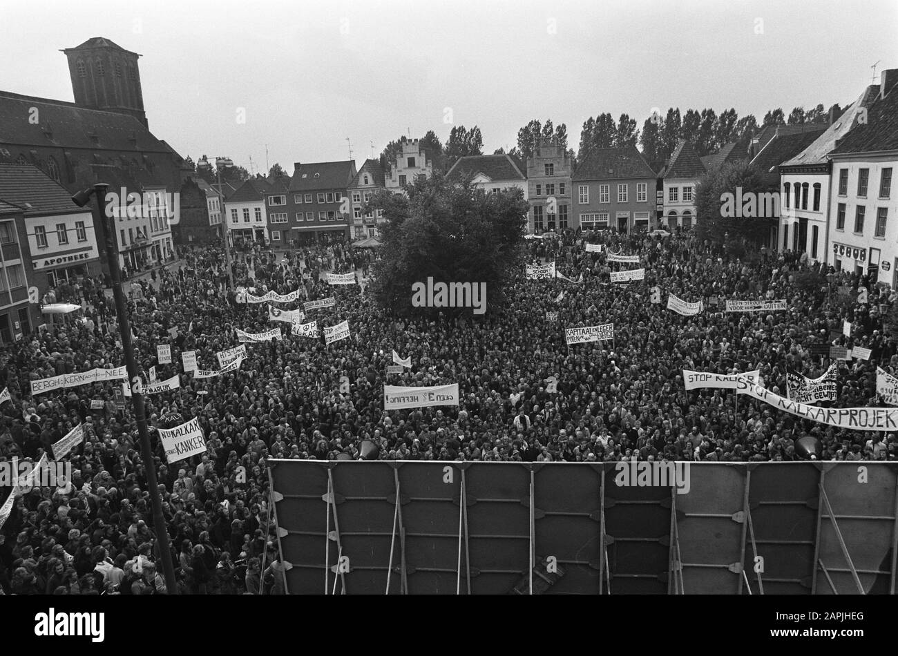 Dimostrazione in Kalkar contro costruzione reattore ad allevatore veloce; panoramica totale della dimostrazione in Kalkar Data: 28 settembre 1974 Parole Chiave: Dimostrazioni Nome personale: Kalkar Foto Stock