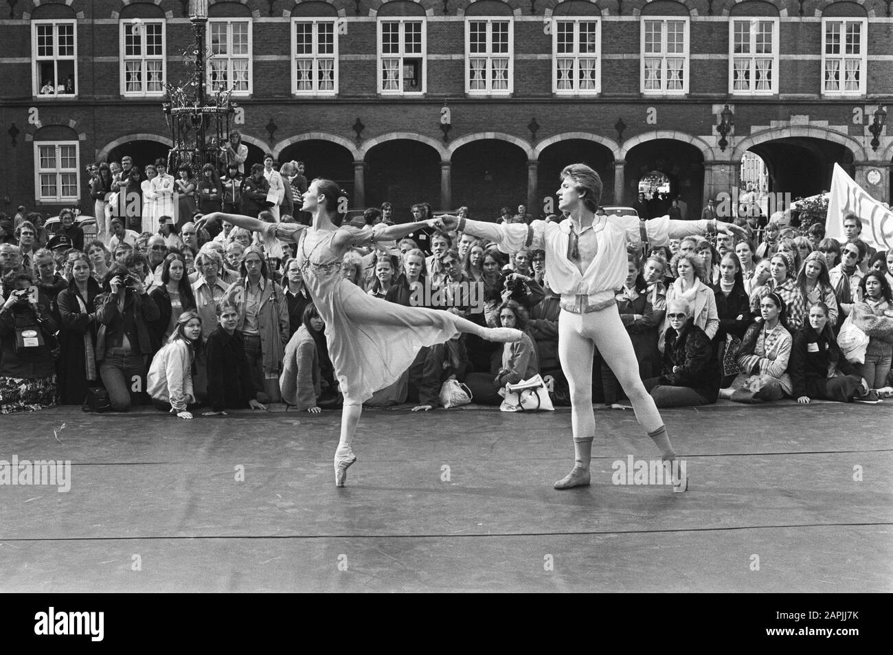 Dimostrazione mondo della danza olandese a Binnenhof all'Aia. Henny Jurriens e Laurel Benedict of National Ballet dance scene from Romeo and Julia Data: 26 settembre 1978 luogo: L'Aia, Zuid-Holland Parole Chiave: Balletto, ballerini Nome personale: Benedetto, Laurel, Jurriens, Henny Foto Stock