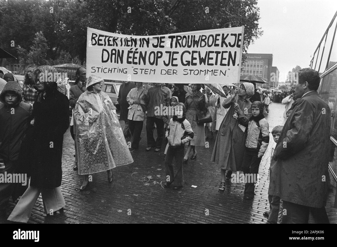 Dimostrazione contro l'aborto all'Aia, dimostranti sulla strada Data: 11 settembre 1976 Località: L'Aia, Sud Olanda Parole Chiave: Aborti, dimostrazioni Foto Stock