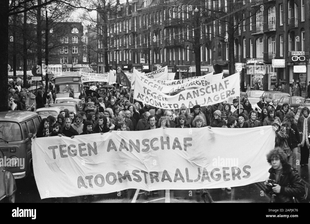 Dimostrazione contro i getti atomici ad Amsterdam; dimostrazione sommaria Data: 25 gennaio 1975 luogo: Amsterdam, Noord-Holland Parole Chiave: Dimostrazioni Foto Stock