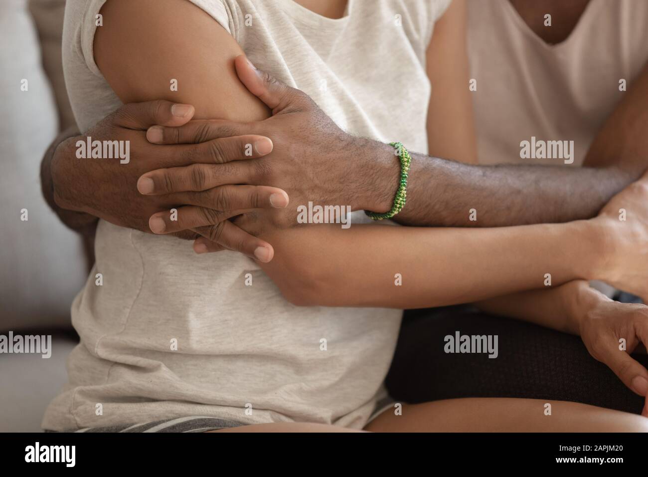 Primo piano immagine ritagliata Coppia africana in amore coccole all'interno Foto Stock