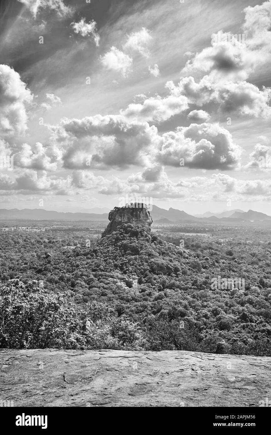 Vista bianca e nera della fortezza di Sigiriya da Pidurangala Rock, Sri Lanka. Foto Stock