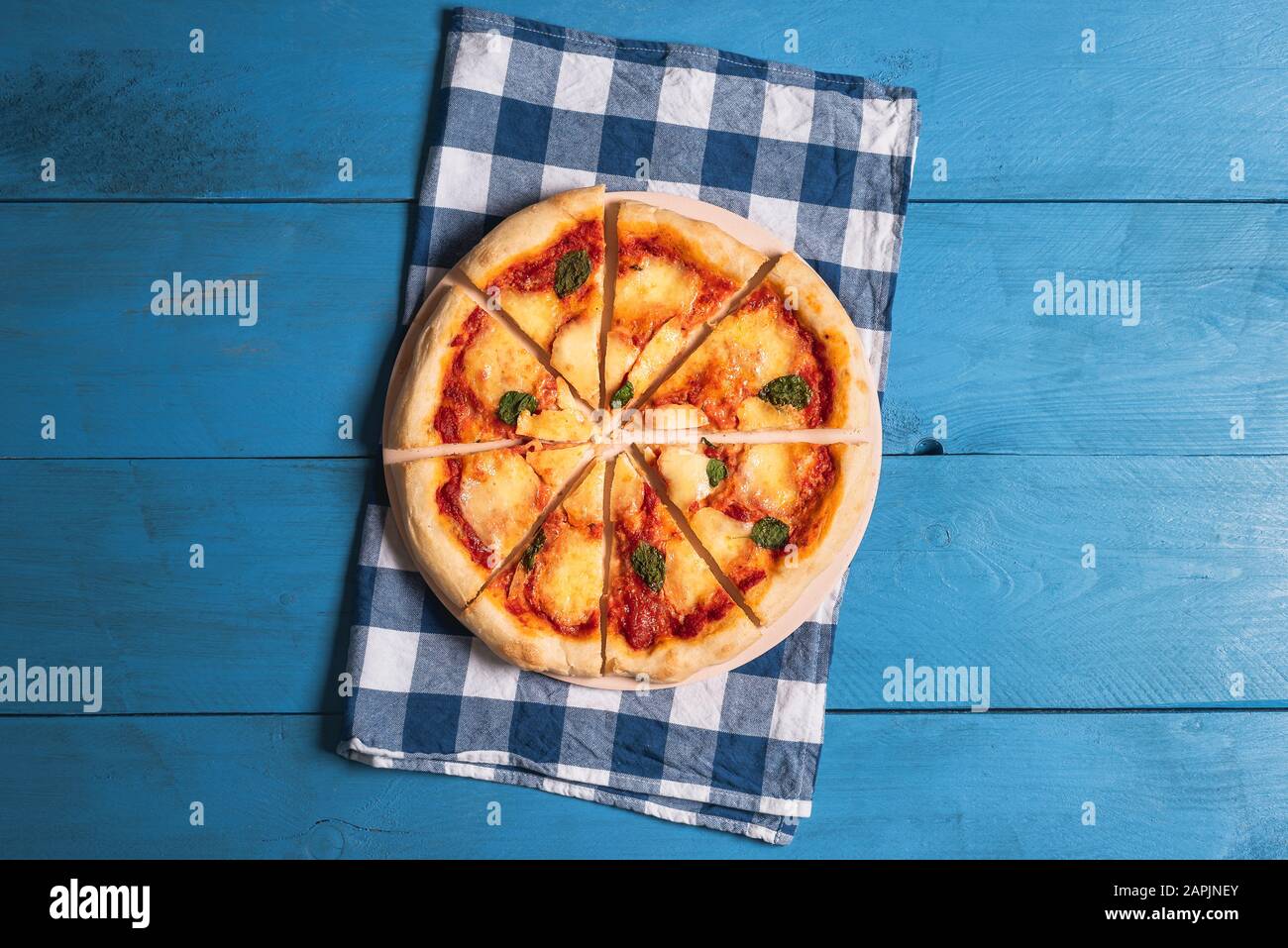 Margherita pizza above immagini e fotografie stock ad alta risoluzione -  Alamy
