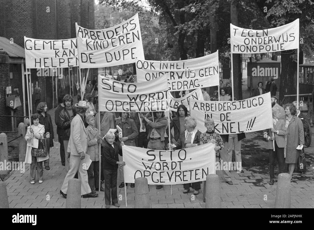 Dimostrazione contro la scuola di chiusura [SETO] Annotazioni: Assegnazione Volkskrant. Data: 28 luglio 1972 Parole Chiave: Chiusure, dimostrazioni, scuole Nome dell'istituzione: Volkskrant Foto Stock