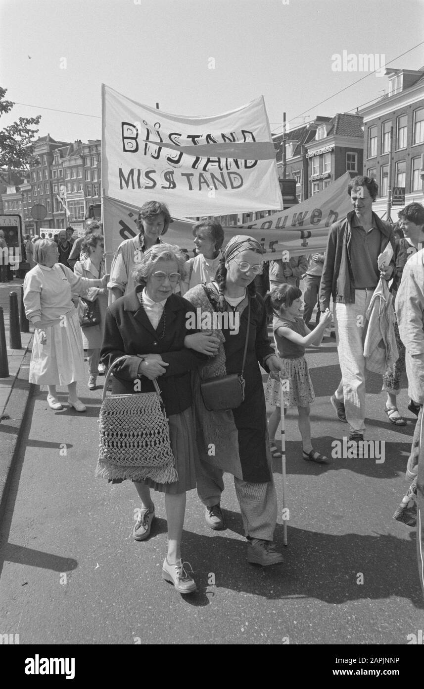 Dimostrazione Contro L'Impoverimento Ad Amsterdam Data: 7 Maggio 1988 Località: Amsterdam, Noord-Holland Parole Chiave: Dimostrazione Foto Stock