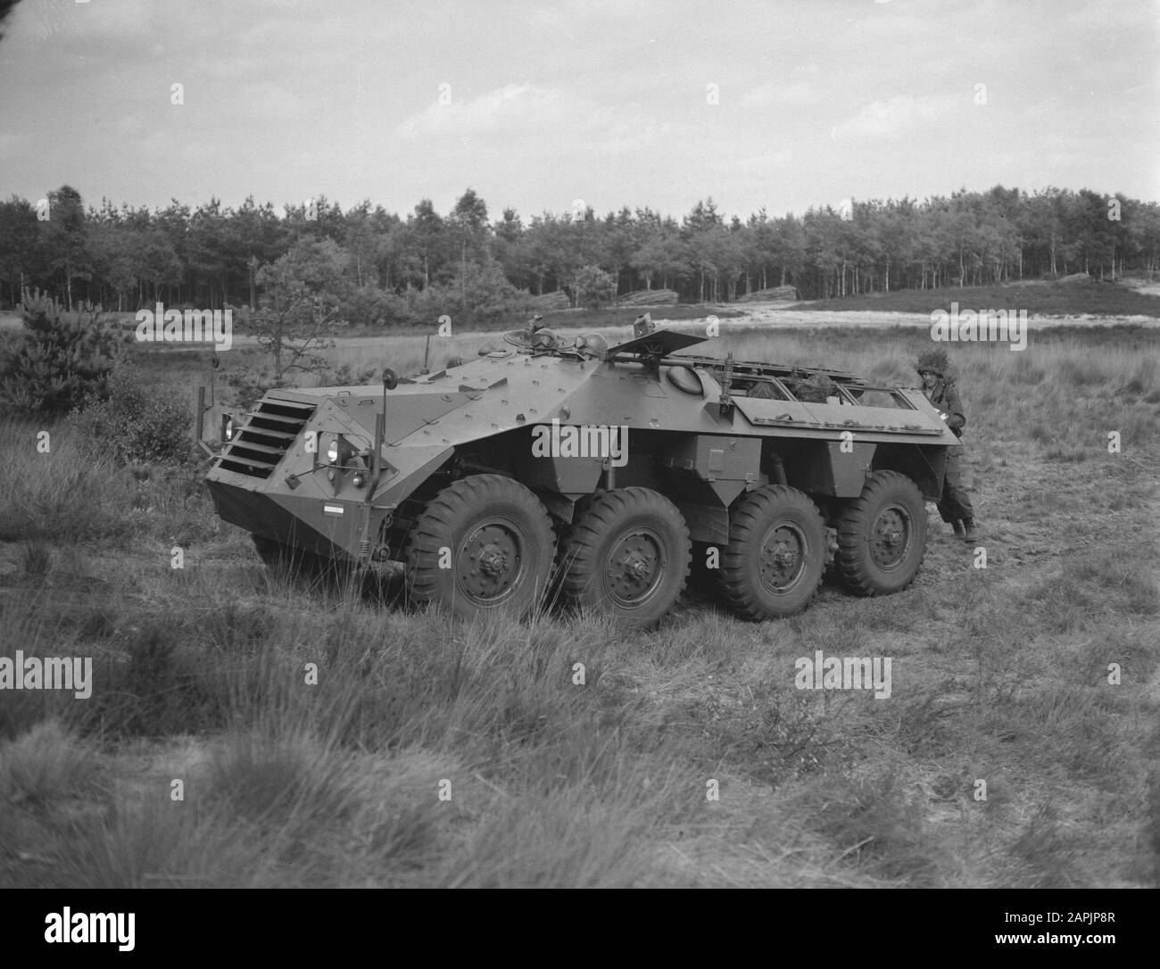 Dimostrazione di veicoli militari esistenti e di recente sviluppo presso l'area di formazione Oirschot vicino alla dimostrazione di Eindhoven con un nuovo tipo di auto blindata YP408 Data: 16 giugno 1959 luogo: Oirschot Parole Chiave: Esercito, veicoli militari Foto Stock