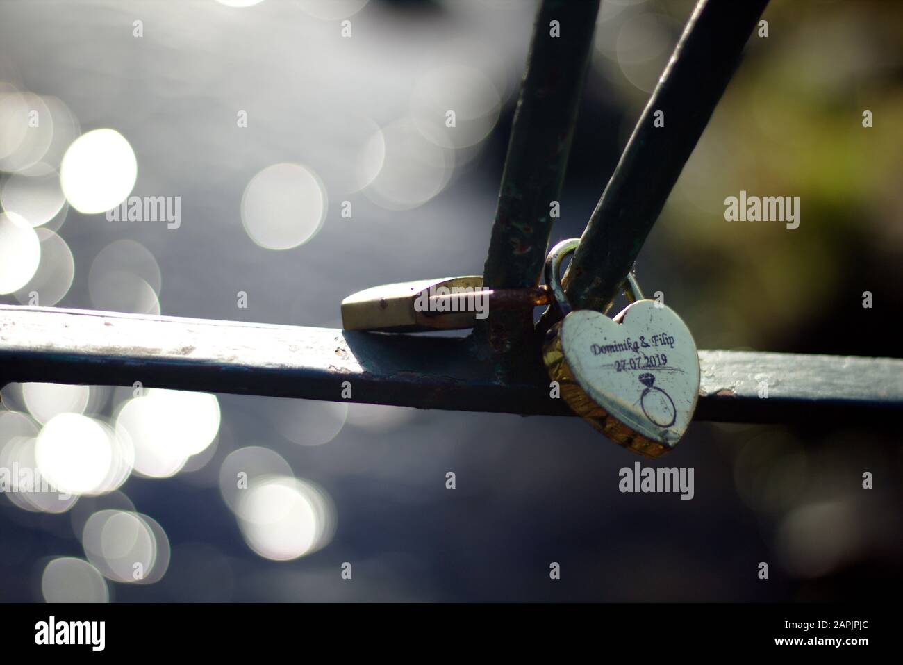 A forma di cuore lucchetto amore - bella giornata di nozze personalizzato. Profondità di campo Foto Stock