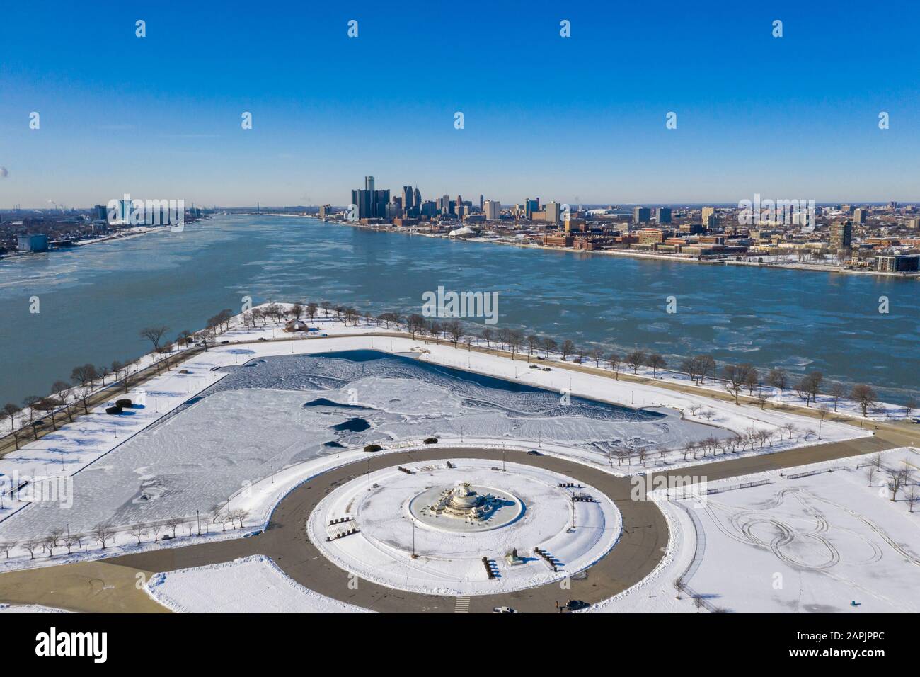 Detroit, Michigan - Belle Isle e il fiume Detroit in inverno, con il centro di Detroit in lontananza. La James Scott Memorial Fountain si trova nel cir Foto Stock